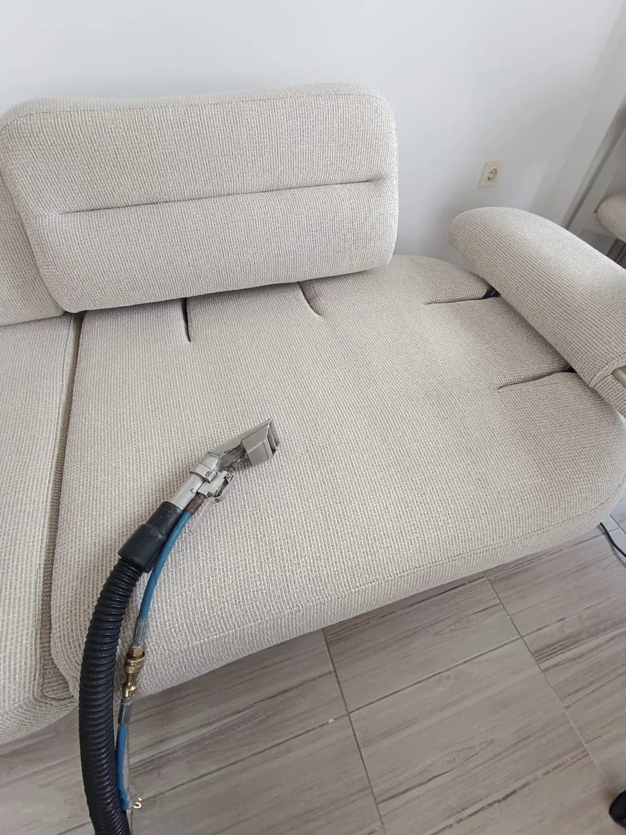 3-Sitzer Sofa #6 - Nachher: Tiefenreinigung abgeschlossen 3-Sitzer Sofa - Nachher: Professionell gereinigt